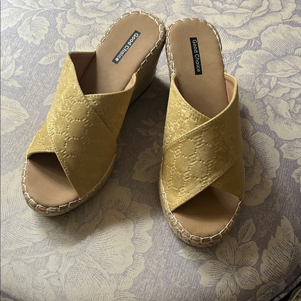 NWT women’s sandals never worn !! 8.5 ⭐️4/ for 25